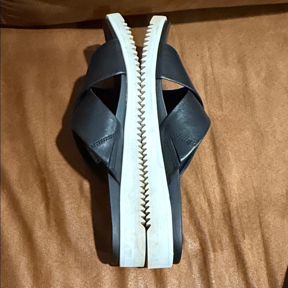 {preloved} Women’s UGG Black Leather Cross-Strap Slide Sandals - Picture 8 of 13